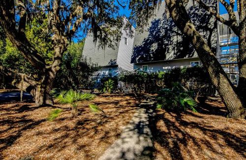 Ocean Ridge Apartment | Driftwood Dream: Pet-Friendly Escape with Perfect Ratings