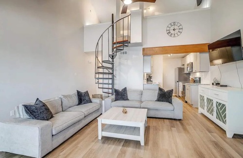Granbury House | Driftwood Hideawaynn