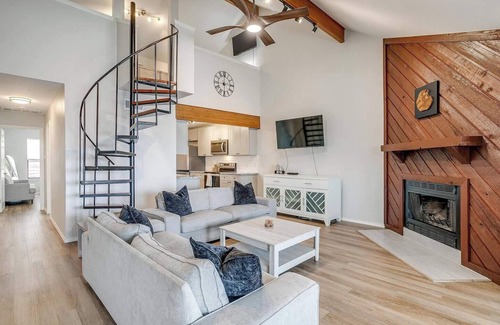Granbury House | Driftwood Hideawaynn