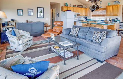 Waldport House | Cozy Driftwood Loft in Seal Rock - Rated 9.8/10