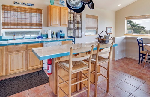 Waldport House | Cozy Driftwood Loft in Seal Rock - Rated 9.8/10