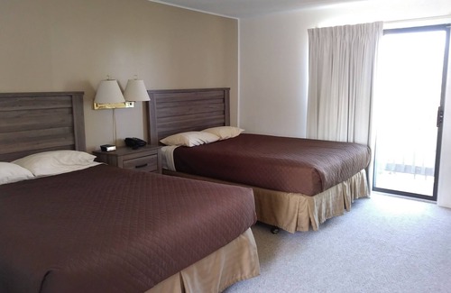 Rogers City Hotel | Family-Friendly Escape at Driftwood Motel with Pool & Breakfast