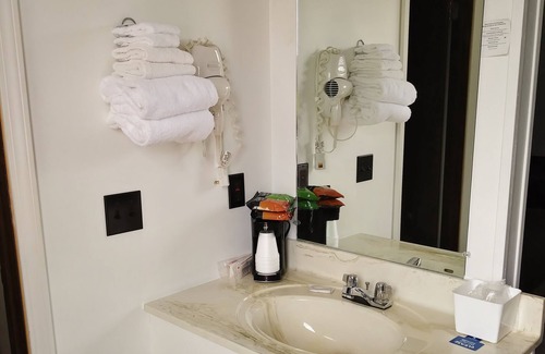 Rogers City Hotel | Family-Friendly Escape at Driftwood Motel with Pool & Breakfast