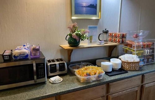 Rogers City Hotel | Family-Friendly Escape at Driftwood Motel with Pool & Breakfast