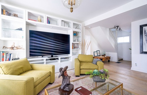 Collingwood House | Experience Driftwood on 6th in Historic Downtown Collingwood