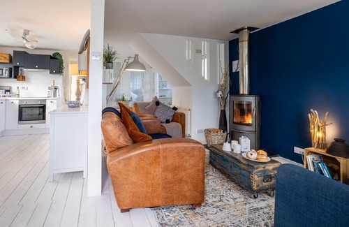 Rhosneigr Cottage | Pet-Friendly Driftwood Cottage for 6 in Seaside Rhosneigr