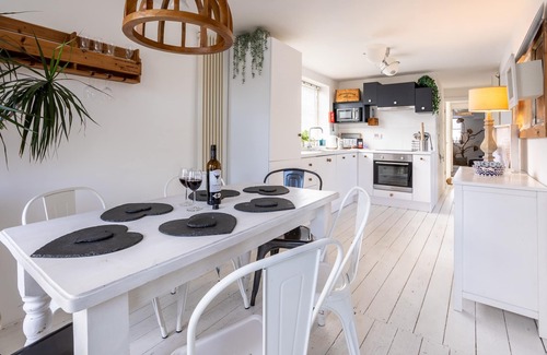 Rhosneigr Cottage | Pet-Friendly Driftwood Cottage for 6 in Seaside Rhosneigr