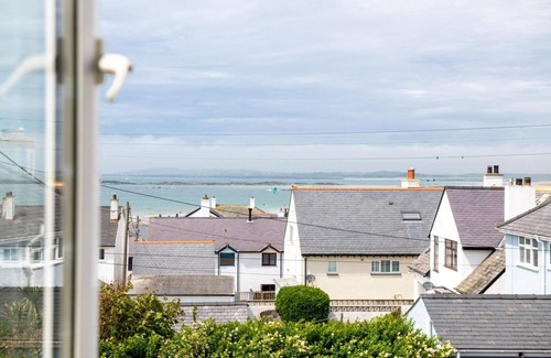 Rhosneigr Cottage | Pet-Friendly Driftwood Cottage for 6 in Seaside Rhosneigr