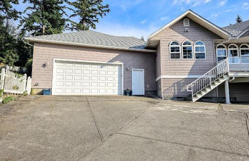 Blaine House | Inviting Driftwood Retreat with Hot Tub & Pet-Friendly Stay