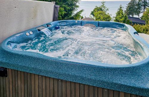 Blaine House | Cozy Driftwood Retreat: Pet-Friendly with Hot Tub & 10/10 Rating