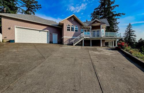 Blaine House | Cozy Driftwood Retreat: Pet-Friendly with Hot Tub & 10/10 Rating