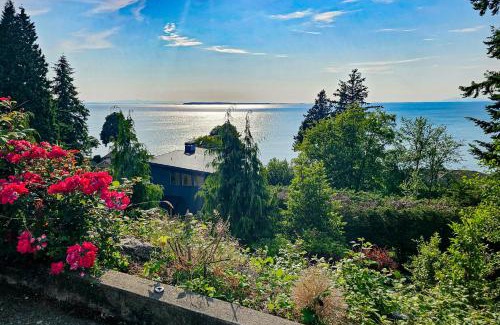 Blaine House | Cozy Driftwood Retreat: Pet-Friendly with Hot Tub & 10/10 Rating