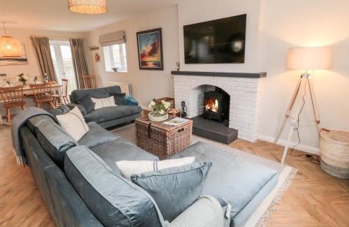 Beadnell House | Driftwood Sands: Ocean View & Child-Friendly Retreat