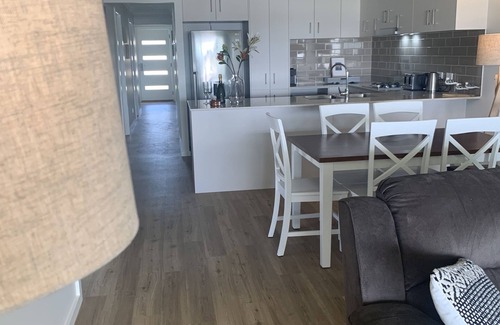Sussex Inlet House | Driftwood Sunrise: Relax and Explore with Oceanfront Views