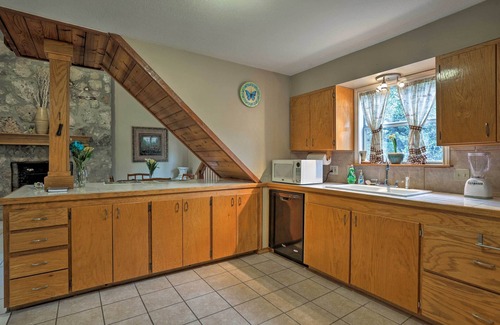 Dripping Springs House | Charming Dripping Springs Home with Pool & Deck Near Venue