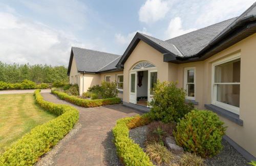 Kenmare Villa | Oceanfront Dromard: Eco-Friendly Retreat with Hot Tub