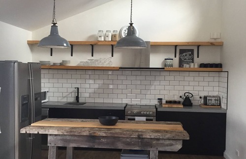 Beaumaris House | Seaside Escape at "Drop In" Beach Haus - Pet Friendly Retreat