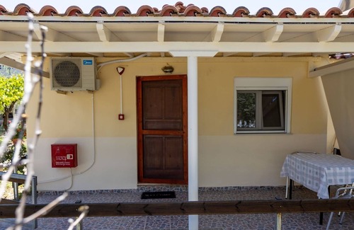 Mavrovouni Apartment | Drossia Bungalows 3 - One Bedroom Apartment, Sleeps 3