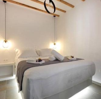 Herronisos Apartment | Beachfront Droufakos’ Home: 4-Star Stay with Spectacular Views
