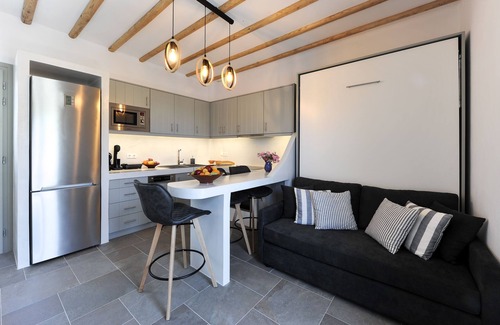 Herronisos Apartment | Seafront Apartment with Ocean View and Family-Friendly Amenities