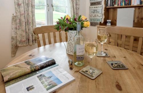 East Meon House | Discover Drovers Cottage: 5-Star Pet and Child Friendly Stay