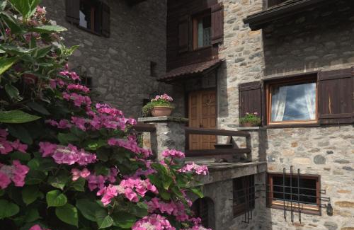 Sinsein Apartment | Elegant Stay at Droz1702: Guest Rated 9.6 & Family Friendly