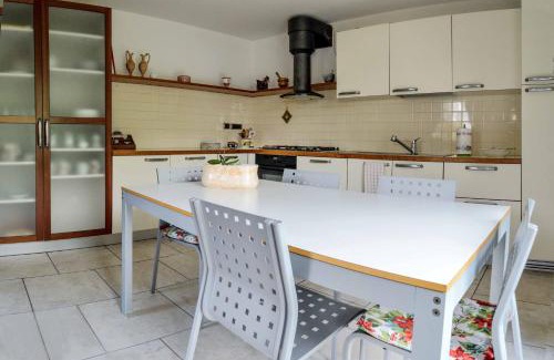 Sinsein Apartment | Elegant Stay at Droz1702: Guest Rated 9.6 & Family Friendly