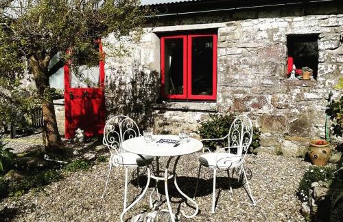 Broadford House | Cozy Druid Cottage with Breakfast & 9.6/10 Guest Rating
