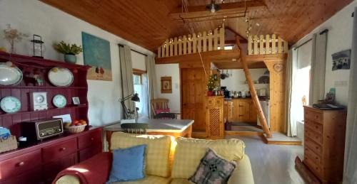 Broadford House | Cozy Druid Cottage with Breakfast & 9.6/10 Guest Rating