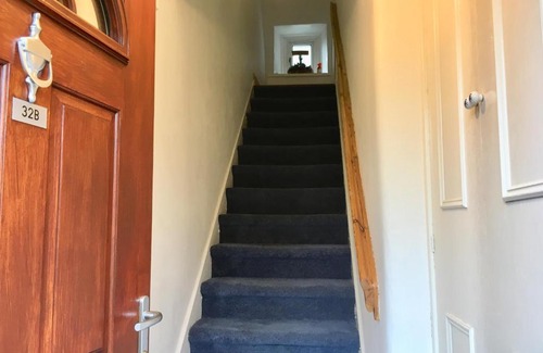 Corstorphine Apartment | Family-Friendly Escape at Drum Brae Cottage, Rated 9/10