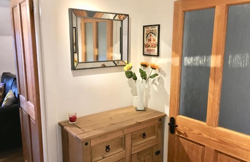 Corstorphine Apartment | Family-Friendly Escape at Drum Brae Cottage, Rated 9/10