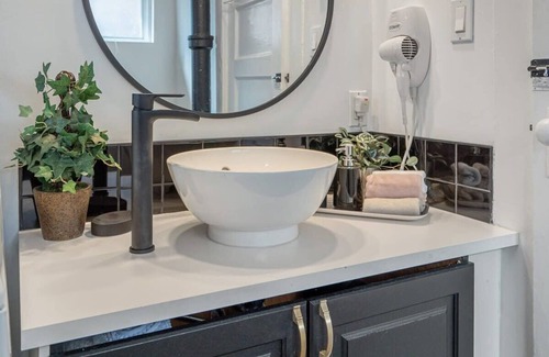 Drumheller House | Drum Cottage: Family-Friendly Retreat with Backyard BBQ
