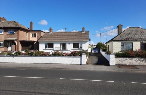 Buncrana House | Drummer Cottage: Pet-Friendly Retreat with Top Guest Ratings