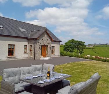 Banbridge House | Unforgettable Stays at Drumsallagh View - Rated 9.9/10