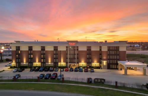 Champaign Hotel | Pet-Friendly Oasis at Drury Inn & Suites Champaign