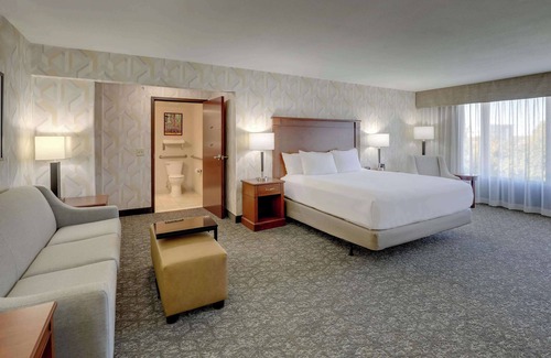 University Place Hotel | Discover Drury Inn & Suites Charlotte with Pool and Spa