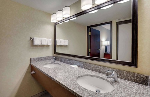 University Place Hotel | Discover Drury Inn & Suites Charlotte with Pool and Spa