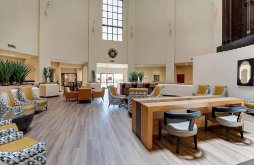 South Mountain Hotel | Inviting Drury Inn & Suites near Phoenix Airport with Pool