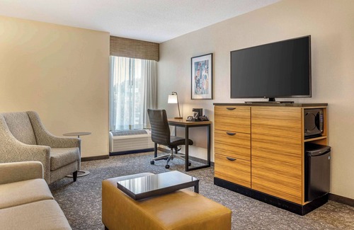 Valley Park Hotel | Guest Rated 9.2: Drury Inn & Suites with Pool and Spa