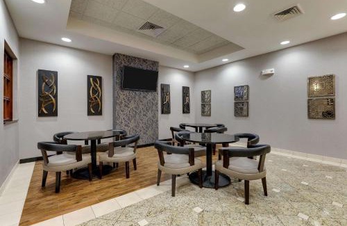 St. Joseph Hotel | Pet-Friendly Drury Inn & Suites St Joseph with Pool Access