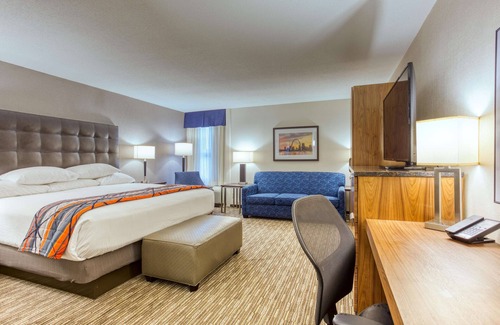 Collinsville Hotel | Top-Rated Drury Inn & Suites St. Louis Collinsville Awaits