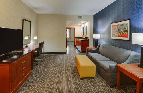 Arnold Hotel | Top-Rated Drury Inn & Suites St. Louis Arnold with Pool