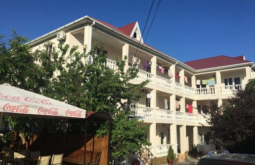 Tonky Mys House | Cozy Druzhba Guest House: Oceanfront Stay with Breakfast