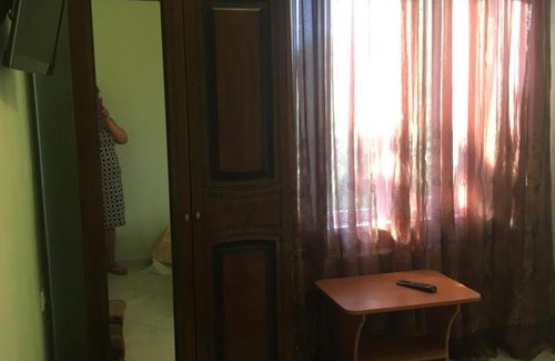 Tonky Mys House | Cozy Druzhba Guest House: Oceanfront Stay with Breakfast