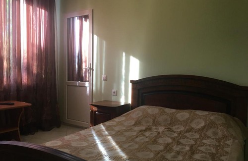 Tonky Mys House | Cozy Druzhba Guest House: Oceanfront Stay with Breakfast