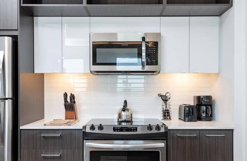 Reston Apartment | Modern Stay with In-Unit Washer & Pool Access in Reston