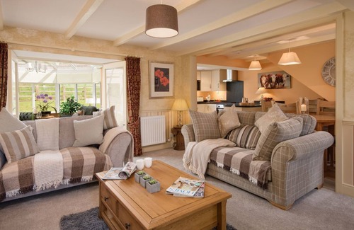 Melrose Cottage | Cozy Dryburgh Stirling Two: Family-Friendly Stay for 4