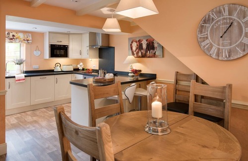 Melrose Cottage | Cozy Dryburgh Stirling Two: Family-Friendly Stay for 4