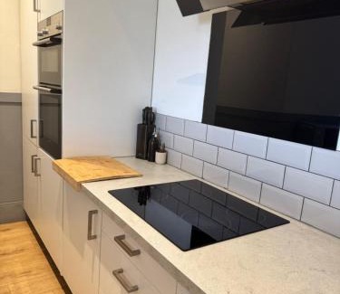 Dundee Apartment | Pet-Friendly Retreat for Study or Exploration - Rated 9.1/10