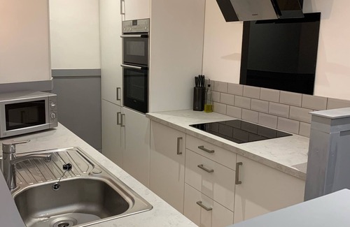 Dundee Apartment | Pet-Friendly Retreat for Study or Visit with Spa & Breakfast